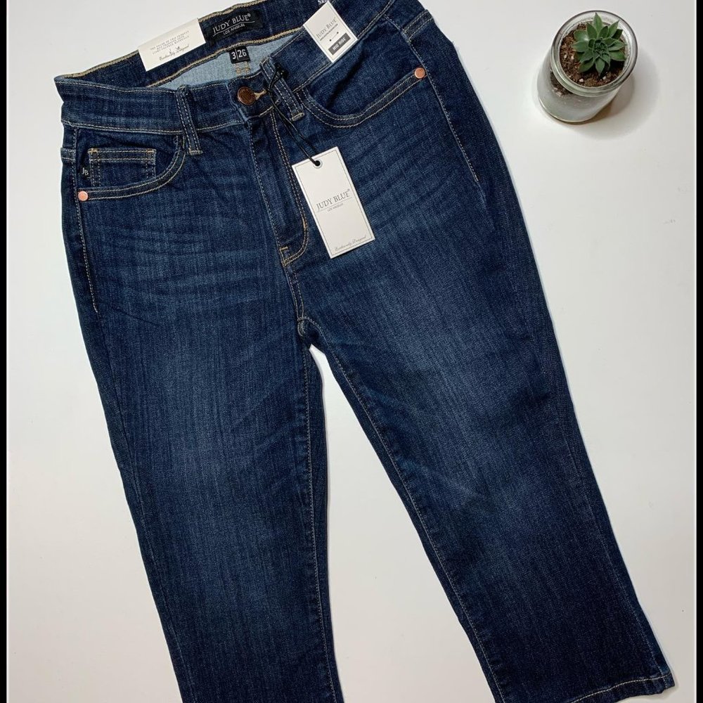 Judy Blue NWT Mid Rise Dark Denim Capri NON Distressed size 3